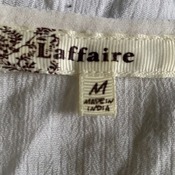 ‼️Pretty White/Navy Embroidered Flowy Top - Picture 6 of 7